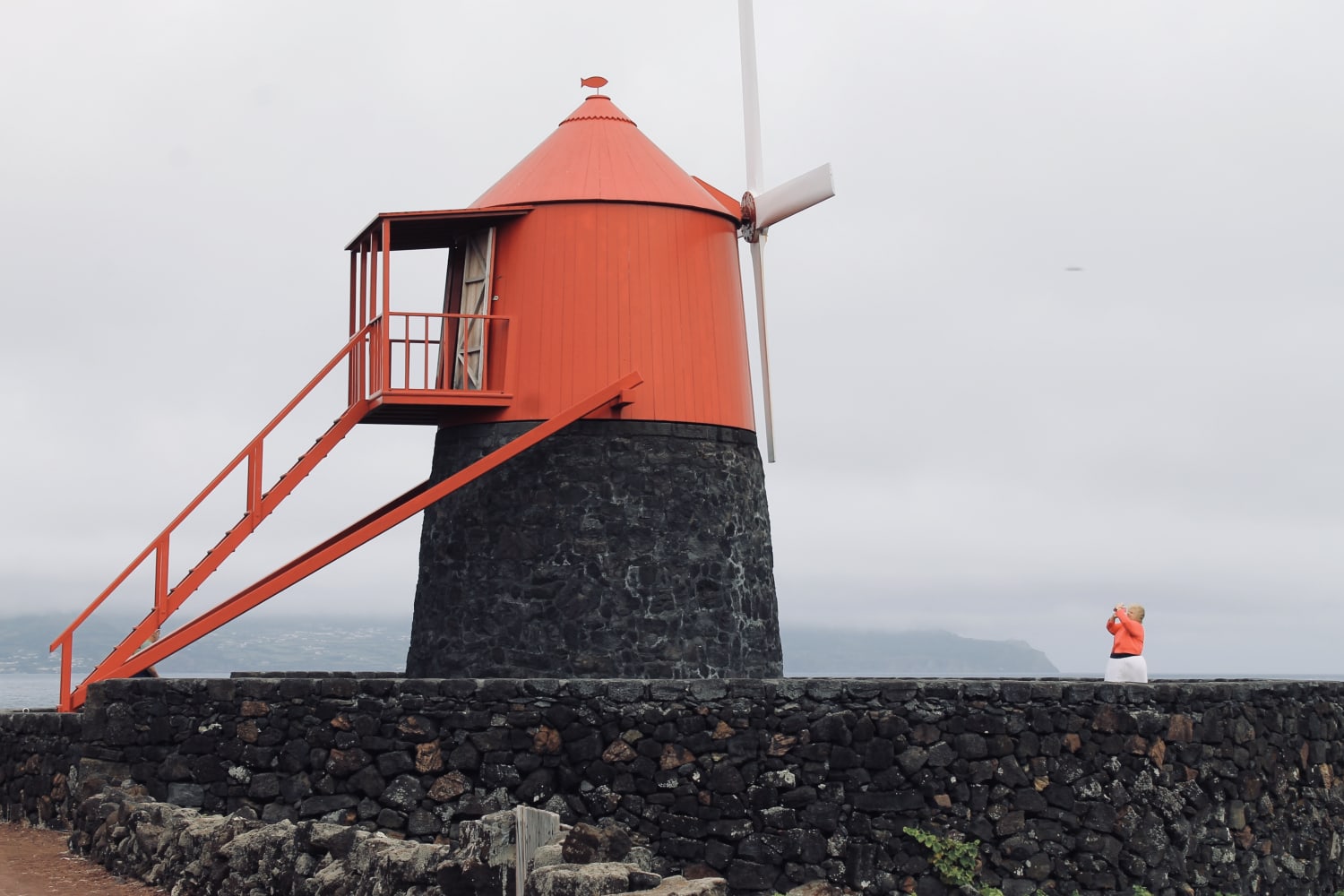 Moinho Do Frade, mulino su basamento in pietra vulcanica vicino all'oceano.